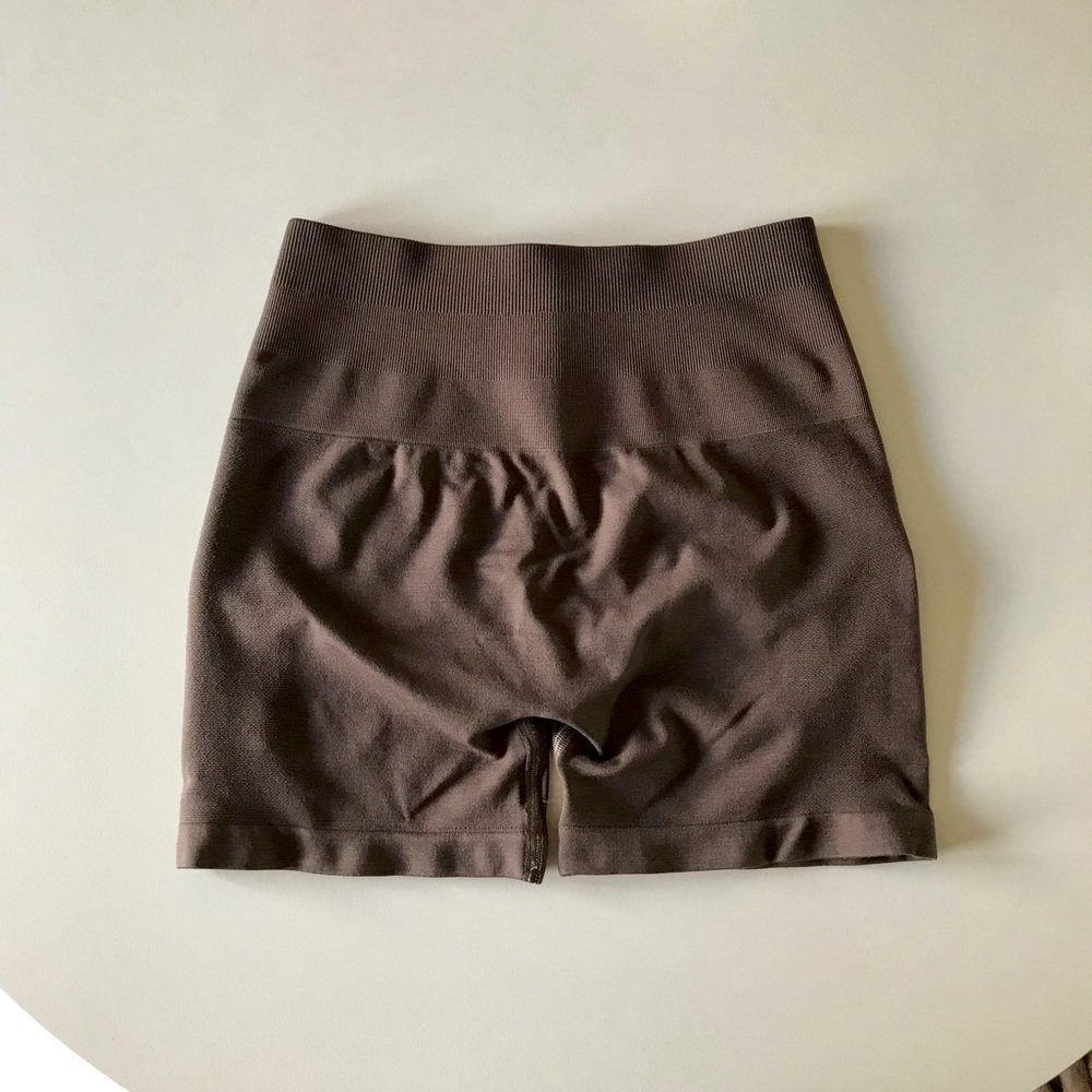 Alphalete amplify XS shorts - mocha